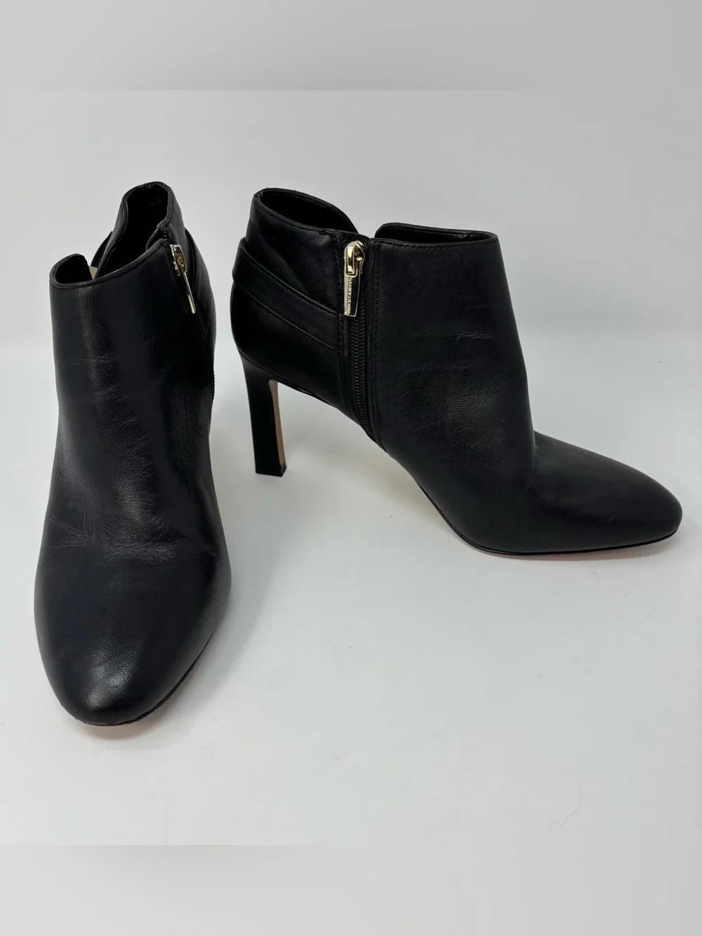 Vince Camuto Lokarie Black Leather Ankle Booties Gold Accent Heel Size 8.5